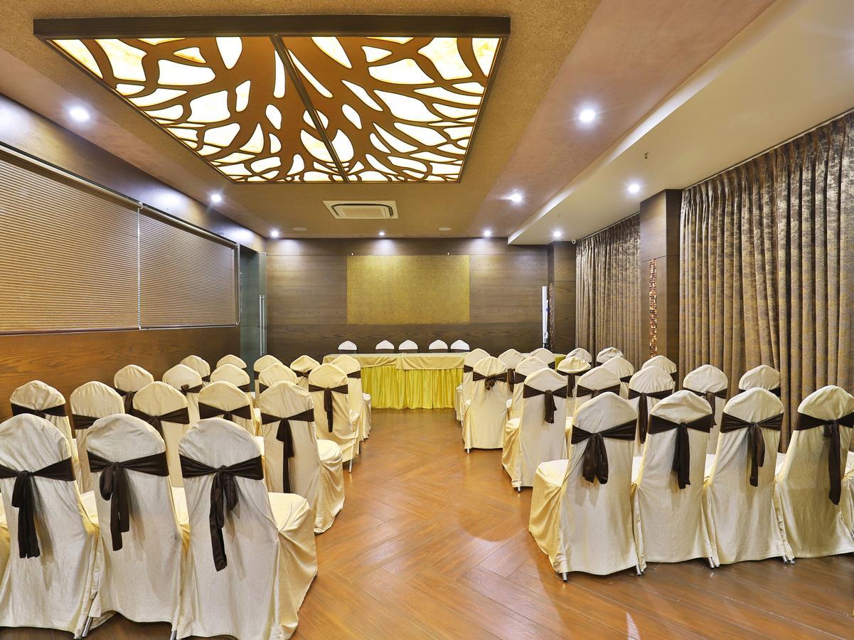 Oyo 13253 The Grand Vinayak Hotel Ахмедабад Екстер'єр фото