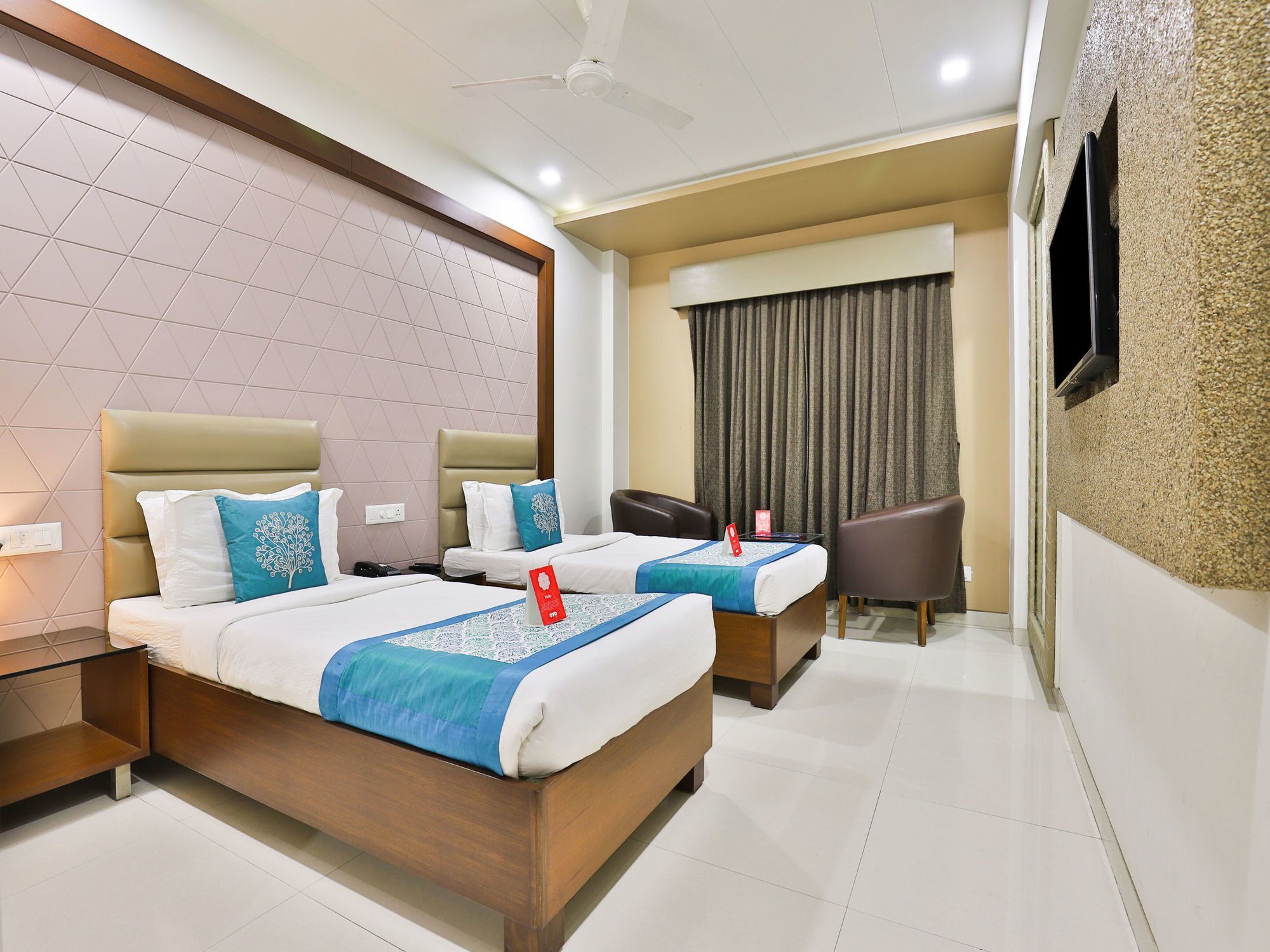 Oyo 13253 The Grand Vinayak Hotel Ахмедабад Екстер'єр фото